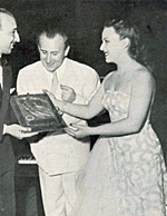 Jula De Palma durante una per lei memorabile serata: alla Salle Pley&egrave;l, di Parigi, nella primavera dello scorso anno, ricevette il &laquo;Gran Prix&raquo; della Canzone. Anche quest'anno, Jula , parteciper&agrave; al Festival della canzone italiana a Parigi e poi a quello di Londra. Nella foto, a sinistra C.A. Rossi, l'autore della canzone prima assoluta &laquo;Mon pays&raquo;.